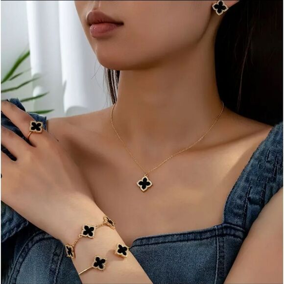 Black Clover Motifs Set of Bracelet Earrings Ring & Necklace - Picture 2 of 5